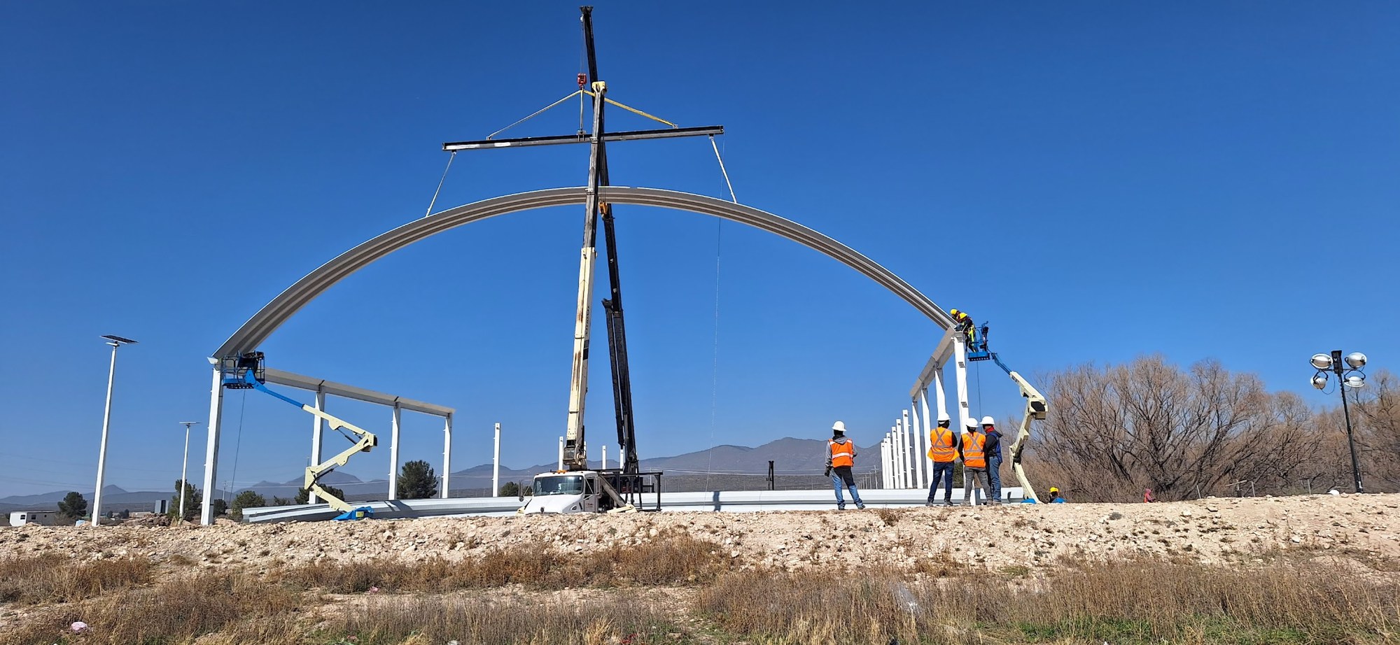 Supervisión de proyecto con grúa y montaje estructural